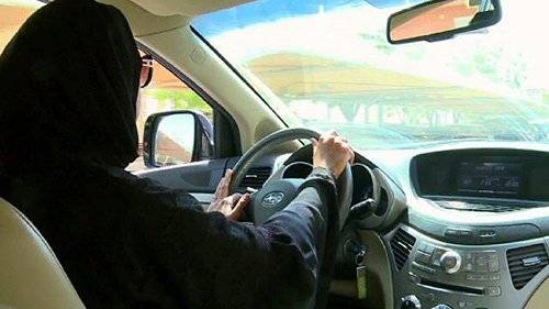 بالفيديو.. أول إمرأة تقود بعد القرار الملكي بالسماح للمرأة بقيادة السيارة بالسعودية