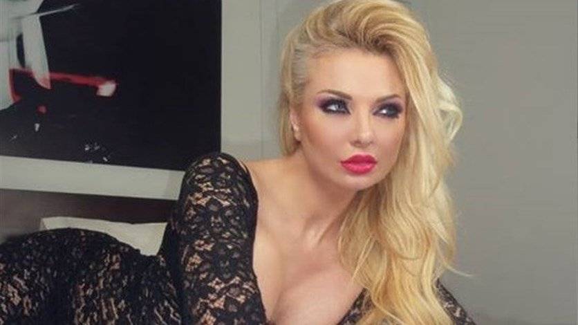 صورة ميريام كلينك تثير التساؤلات.. هل تقود سيارتها بالملابس الداخلية؟