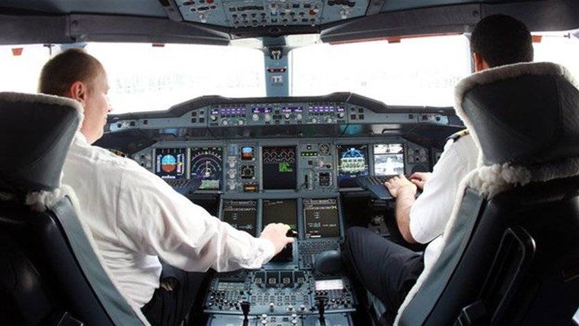 بالفيديو: طفل مصري بغاية الذكاء يشرح بدقة وظائف أزرار الطائرة!