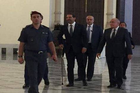 بالصور: الحريري يستعين بالعكّاز!