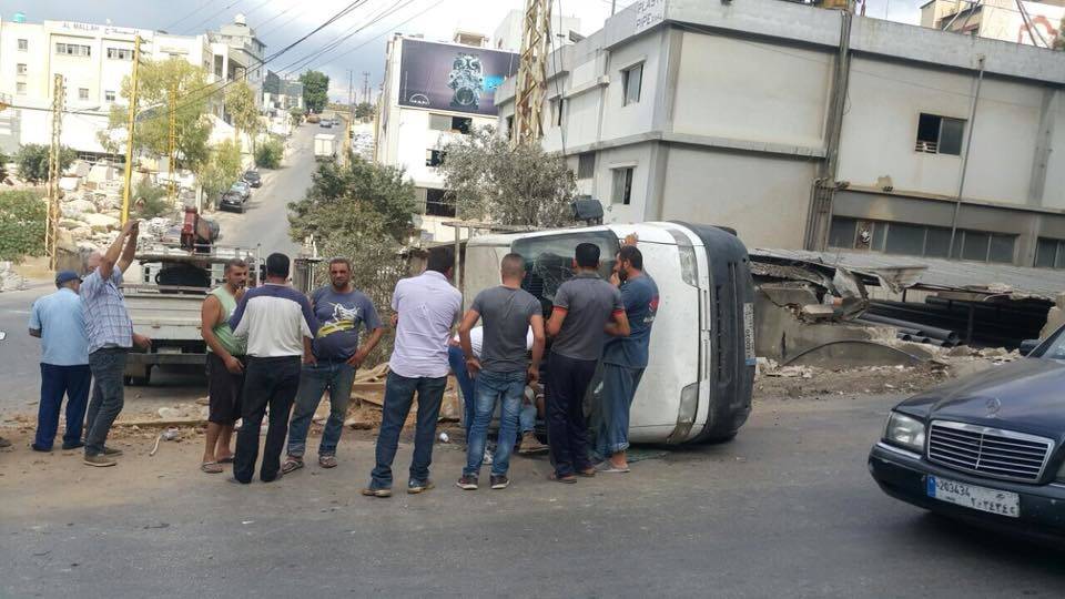 بالصور: جريح بانقلاب سيارة في مزرعة يشوع