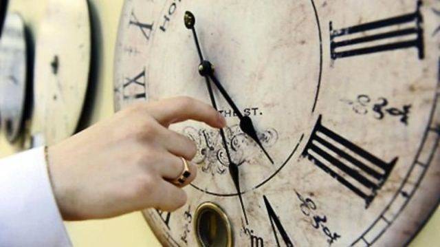 التوقيت الشتوي يبدأ بهذا التاريخ.. لا تنسوا تأخير الساعة