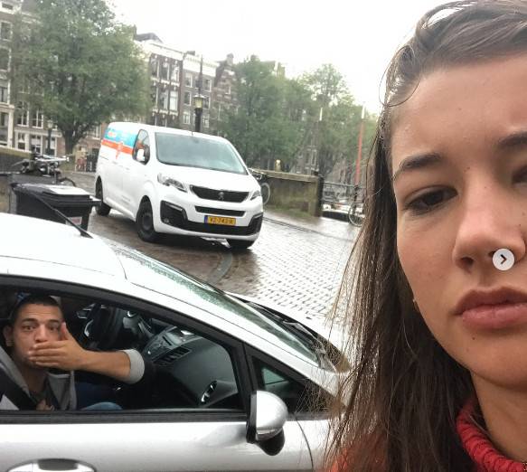 تحرشوا بها فطلبت منهم صوراً تذكارية.. شابة تبتكر طريقة لفضح المتطفلين