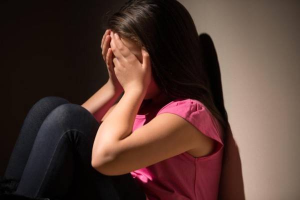 حاول إنقاذ أخته من اغتصاب عشيق والدته.. فقَتَلَه المجرم!