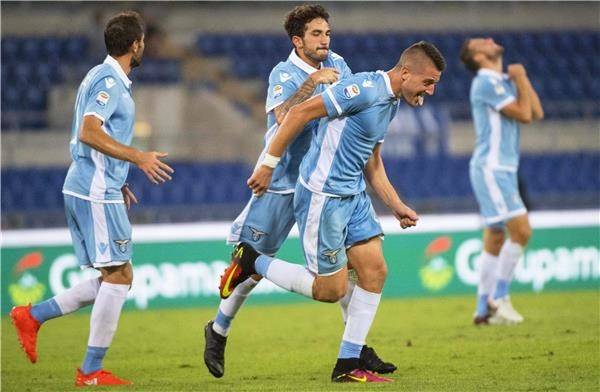 نجم لاتسيو الصاعد محاصر بين قطبي مانشستر