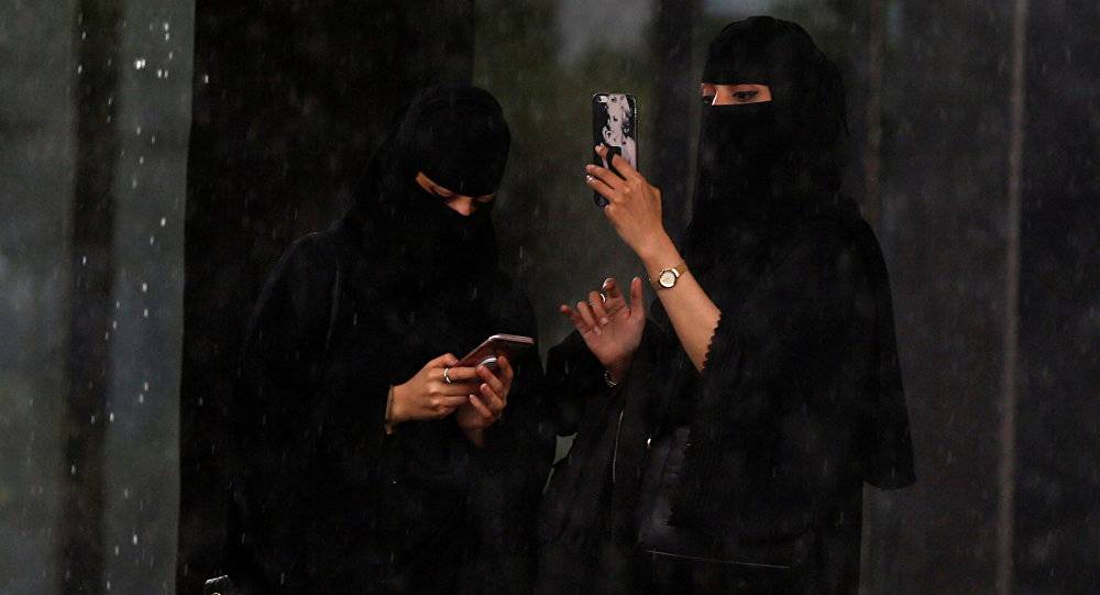 شاهد.. فيديو جديد للشاب السعودي الذي هدد بحرق سيارات النساء