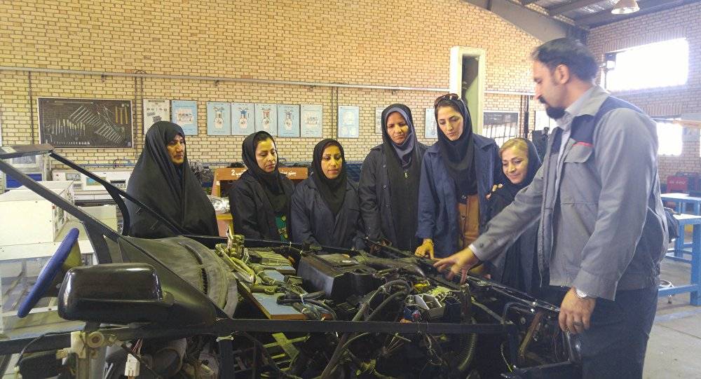 بالصور.. نساء إيرانيات يغزون عالم مهن الرجال الشاقة