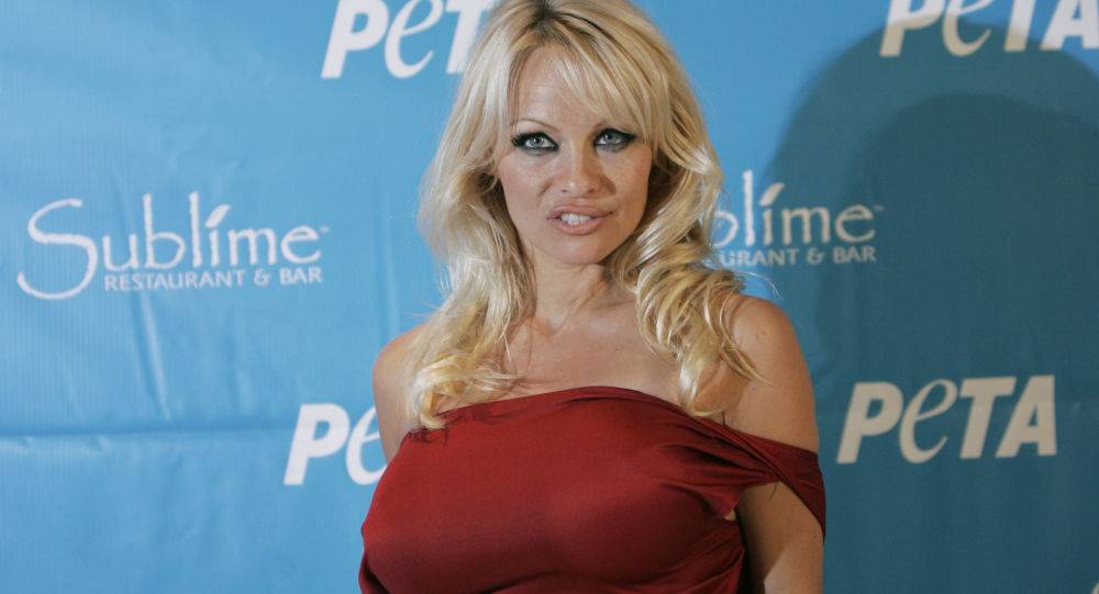باميلا أندرسون تنعي مؤسس "Playboy" في ملابسها الداخلية (فيديو)