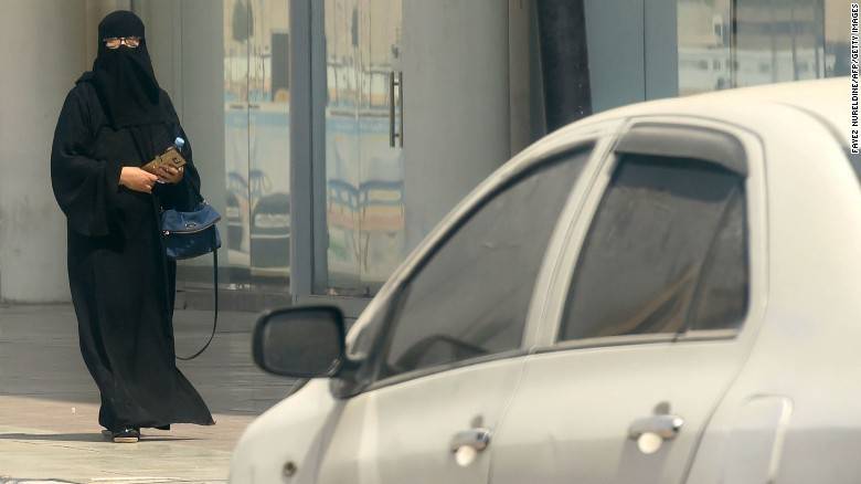 مسؤول سعودي: هذا ما سنجنيه من السماح للمرأة بقيادة السيارة
