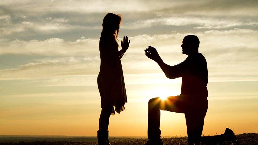 طلب يد حبيبته المراسلة مباشرة على الهواء... شاهدوا ماذا حصل