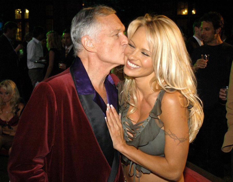 باميلا أندرسون تنعي مؤسس "Playboy".. بفيديو شبه عارٍ!