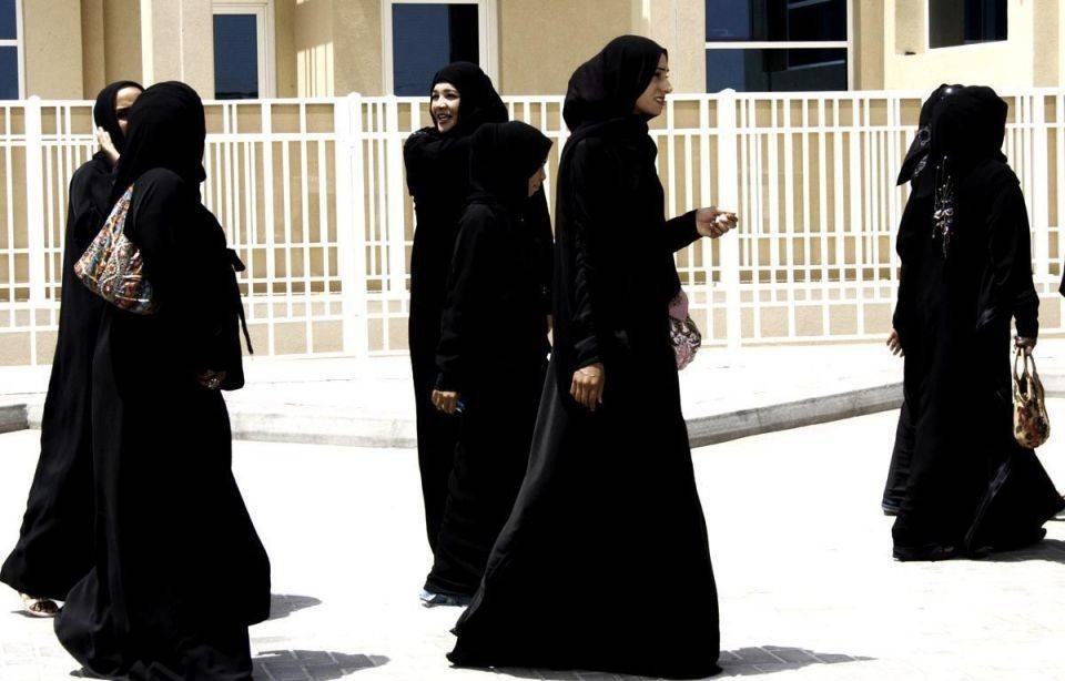 امرأة شجاعة.. خلعت عباءتها وأنقذت سائقا من الموت
