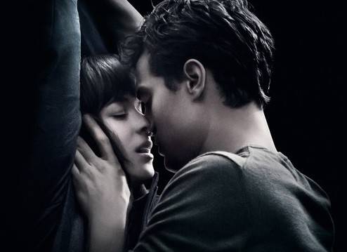 بطلة "Fifty Shades" الإباحي تتألق بفستان فريد من نوعه.. من صممه؟