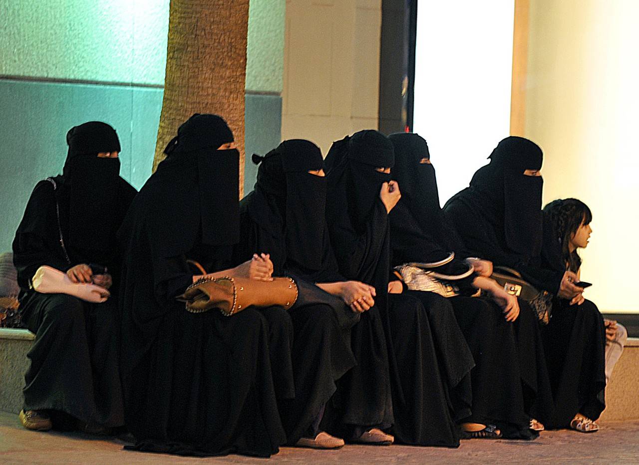 بعد السماح للنساء بقيادة السيارات.. السعودية تعد قانونًا لمكافحة التحرش