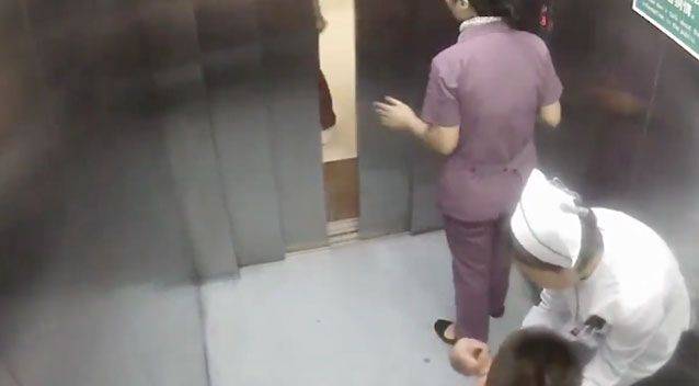 امرأة صينية تلد في مصعد المستشفى (فيديو)