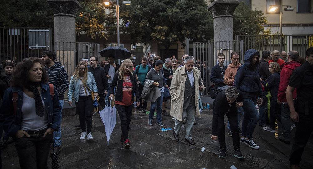 الشرطة الإسبانية تحاصر مركز اقتراع رئيس كتالونيا
