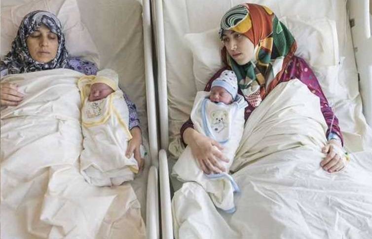 لأول مرة في العالم.. أم سورية وابنتها تنجبان في نفس اللحظة