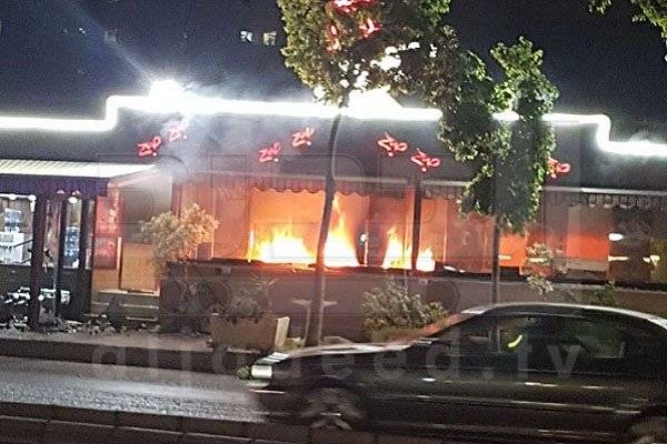 بالفيديو والصور : صيدا تشتعل... إحراق وتحطيم محلات وإقفال طرقات!