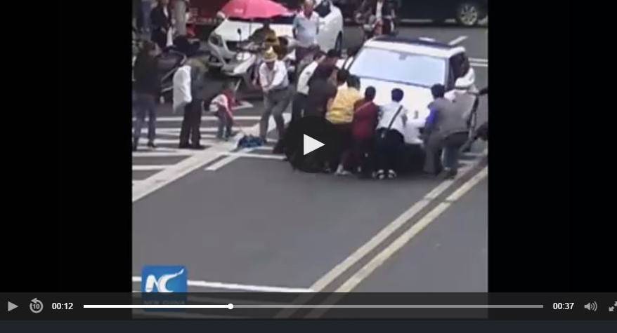 إنقاذ جماعي لطفل من تحت سيارة!