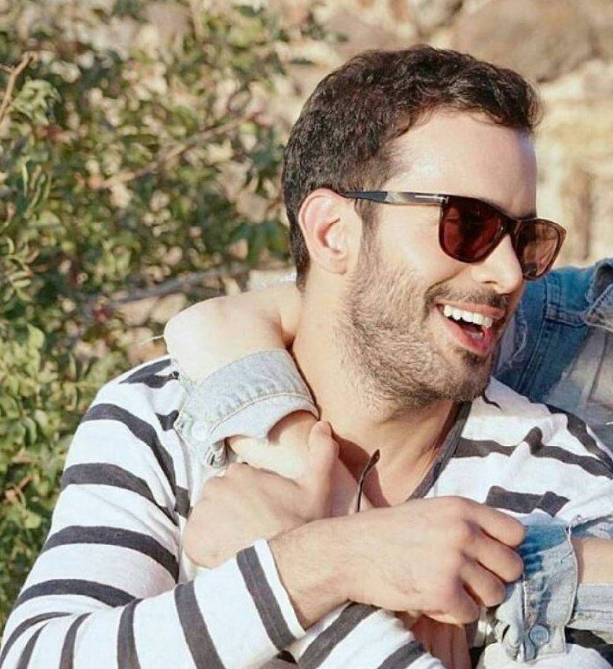 صور محيرة لنجم "حب للايجار" مع فتاة تشعل مواقع التواصل.. اليكم الحقيقة!