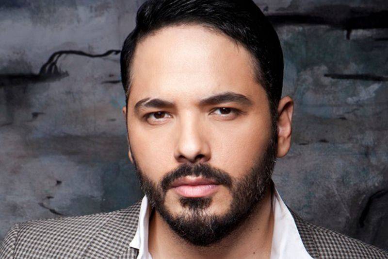 بالصورة: رامي عيّاش يحمل زوجته.. وماذا كتبت على قبّعتها؟