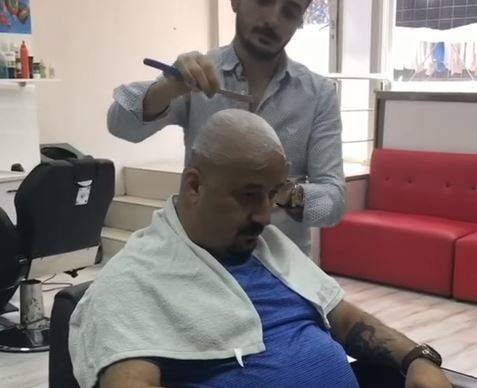 بالفيديو: حاول تنفيذ "ضرب" بحلّاق.. فانقلب عليه!