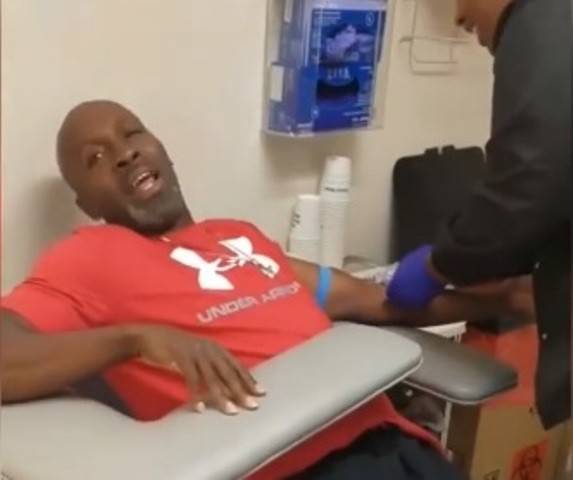بالفيديو.. ردُ فعل مضحك لرجل لحظة خضوعه لتحليل دم!