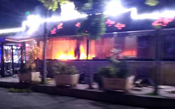 صيدا ليلاً : قتيلان وجرحى وحرق مقاه ومنازل وقطع طرقات