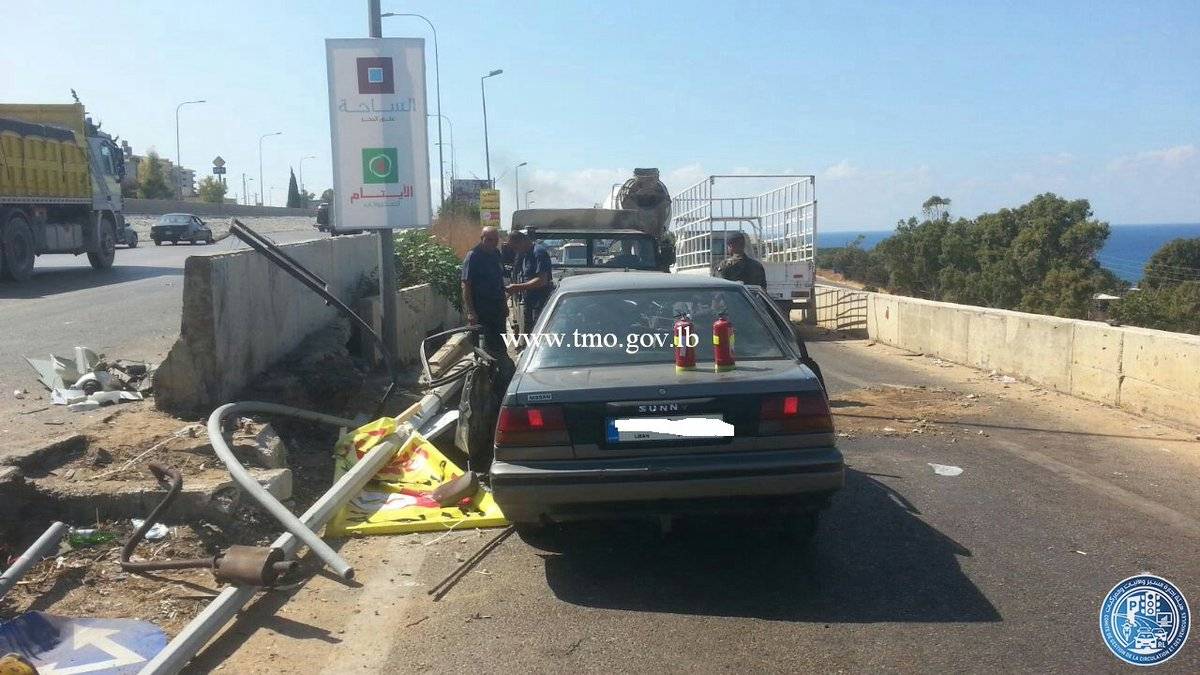 التحكم المروري: جريح نتيجة اصطدام مركبة بعمود انارة على اوتوستراد السعديات باتجاه صيدا و حركة المرور طبيعية في المحلة