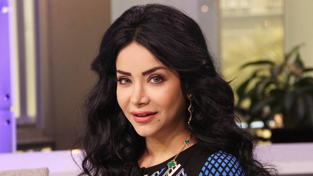 بالصور لجين عمران ترتدي الفستان الأسود نفسه بطرق عدة مختلفة... تعلّمي منها