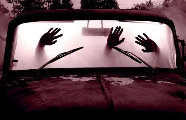 ضبطهما شرطي بوضع حميم بالسيارة.. فرفضا التوقف!
