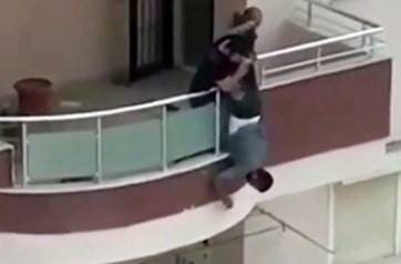 خاطر بنفسه من أجل طلاء شرفة منزله.. تدلى من الطابق الرابع!