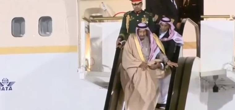 هذا ما حصل مع الملك سلمان أثناء نزوله على درج الطائرة
