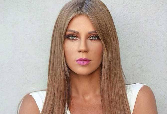 بالصورة.. كارلا حداد مثيرة بالقميص فقط
