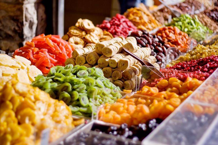 الفاكهة المجففة مفيدة.. بشرط