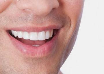وصفة منزلية لأسنان ناصعة البياض,  فالفتاة تغرم ب ابتسامة الرجل!