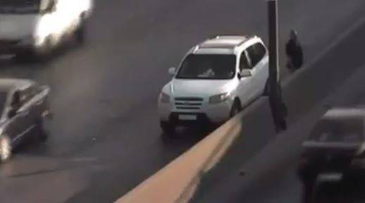 بالفيديو: أوقف سيَّارته على الخطِّ السريع.. ترجَّل منها لـ..؟
