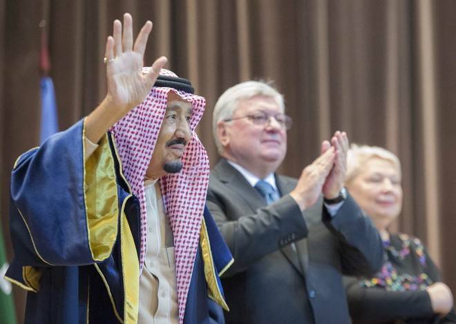 بالفيديو.. العاهل السعودي ممازحًا الحاضرين: أنا الآن الدكتور سلمان