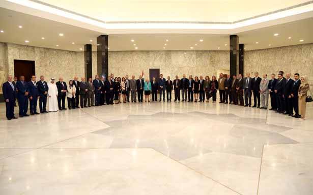 إستقبل وفد «إتحاد أطباء الأسنان» وفريد الخازن
عون: طرح لبنان ليكون مركز حوار للحضارات
هدفه تطوير ثقافة السلام في العالم