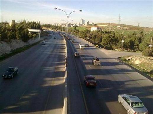 التحكم المروري: يطلب من السائقين توخي الحذر وتخفيف السرعة داخل نفق السفارة الكويتية باتجاه المطار بسبب تسرب مادة المازوت وتصادم بين مركبتين