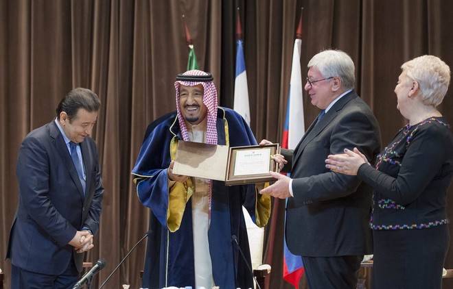 بالصور - الملك سلمان يتسلم شهادة الدكتوراه الفخرية من معهد موسكو