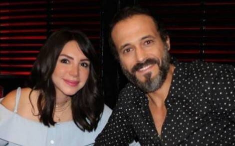 بالصور: موقف رومانسي بين نجم وزوجته في الملعب.. شاهدوا ماذا حصل
