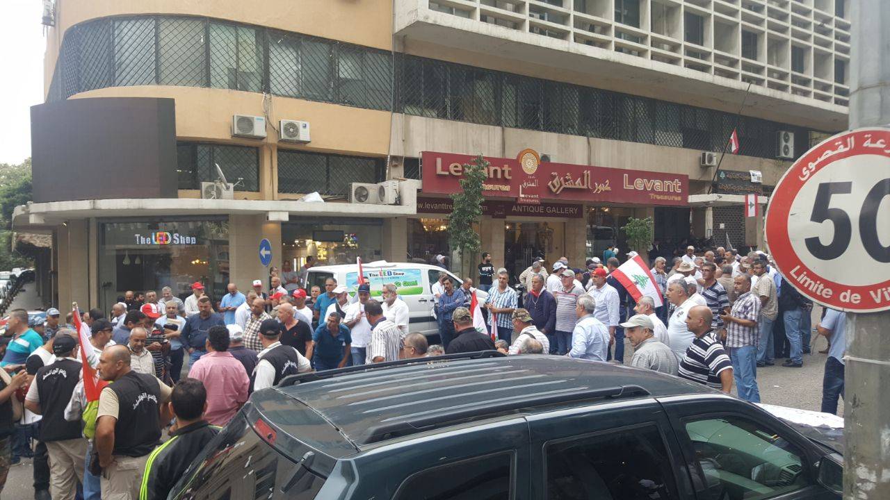 طريق بشارة الخوري ساحة الشهداء لا يزال مقطوعا من قبل المعتصمين من متقاعدي القوى المسلحة