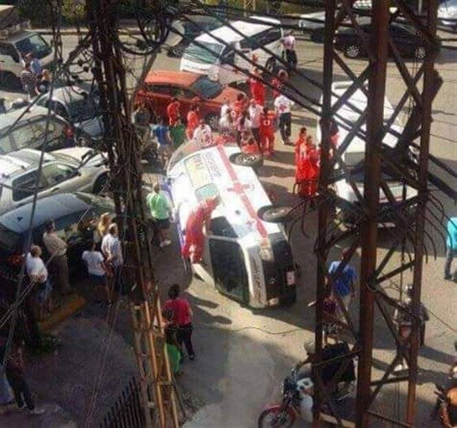 انقلاب سيارة اسعاف تابعة للصليب الاحمر ليلا