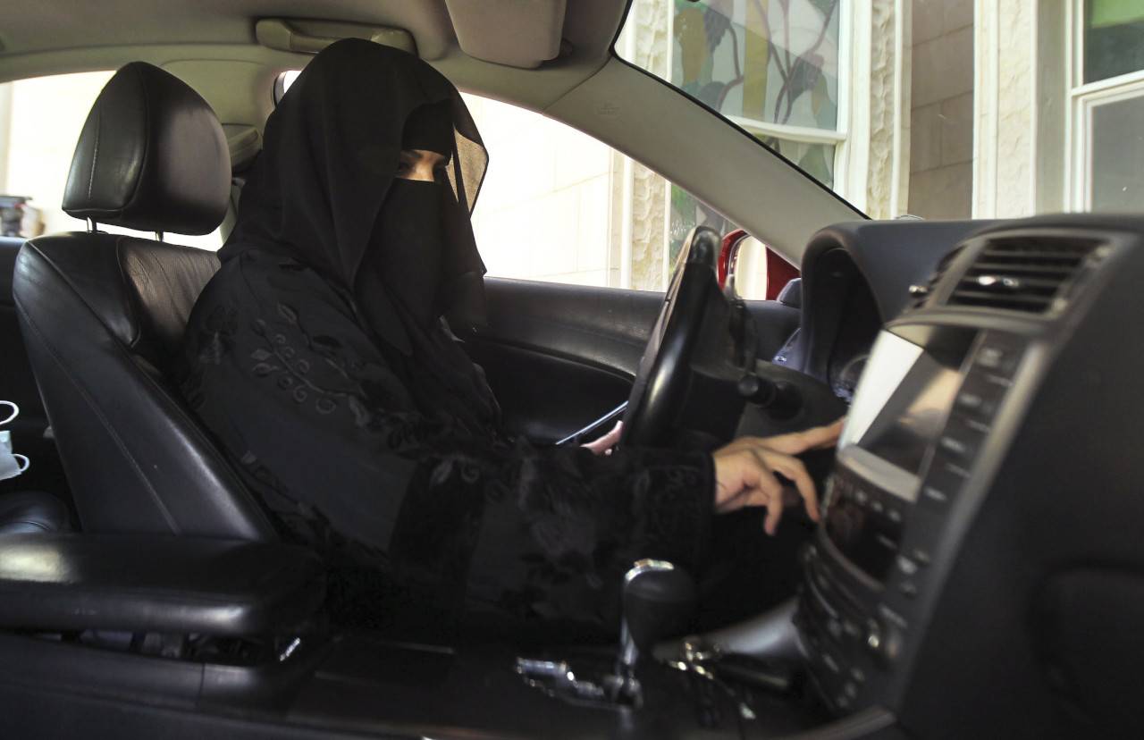 السعوديون يحتفلون بالسماح للمرأة بالقيادة بأغنية: you will drive!