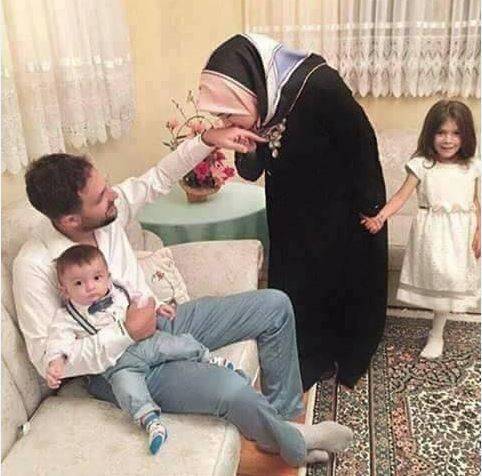 تركِيَّةٌ تشعل الإنترنت بصورتها وهي تقبّل يد زوجها