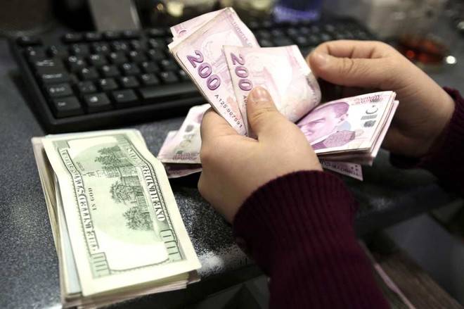الليرة التركية تتراجع أمام الدولار في ظل التوتر بين أنقرة وواشنطن