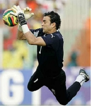 لاعب كولومبي أصله لبناني يخسر مجده لحارس المنتخب المصري!