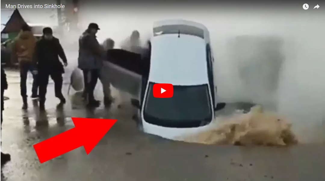 لحظة سقوط سيارة في حفرة كبيرة تخرج منها المياه