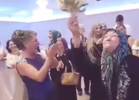 بالفيديو.. مسنّة تطيح بـ"الصبايا" لحظة إلقاء عروس باقة الزهور